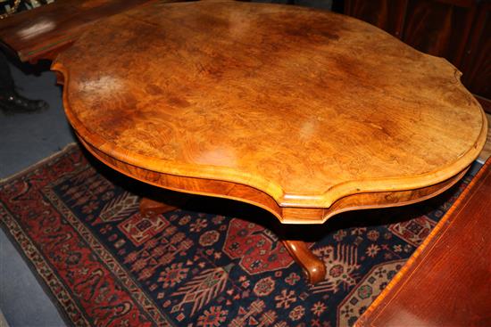 A Victorian figured walnut breakfast table, W.145cm